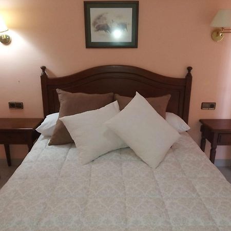 Hostal Restaurante Pacos Herrera del Duque Ngoại thất bức ảnh