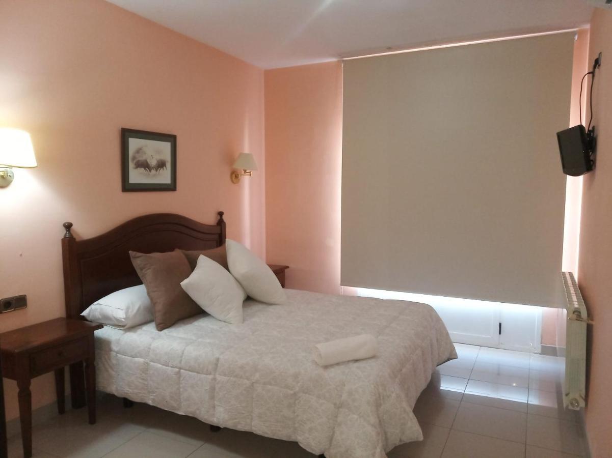 Hostal Restaurante Pacos Herrera del Duque Ngoại thất bức ảnh