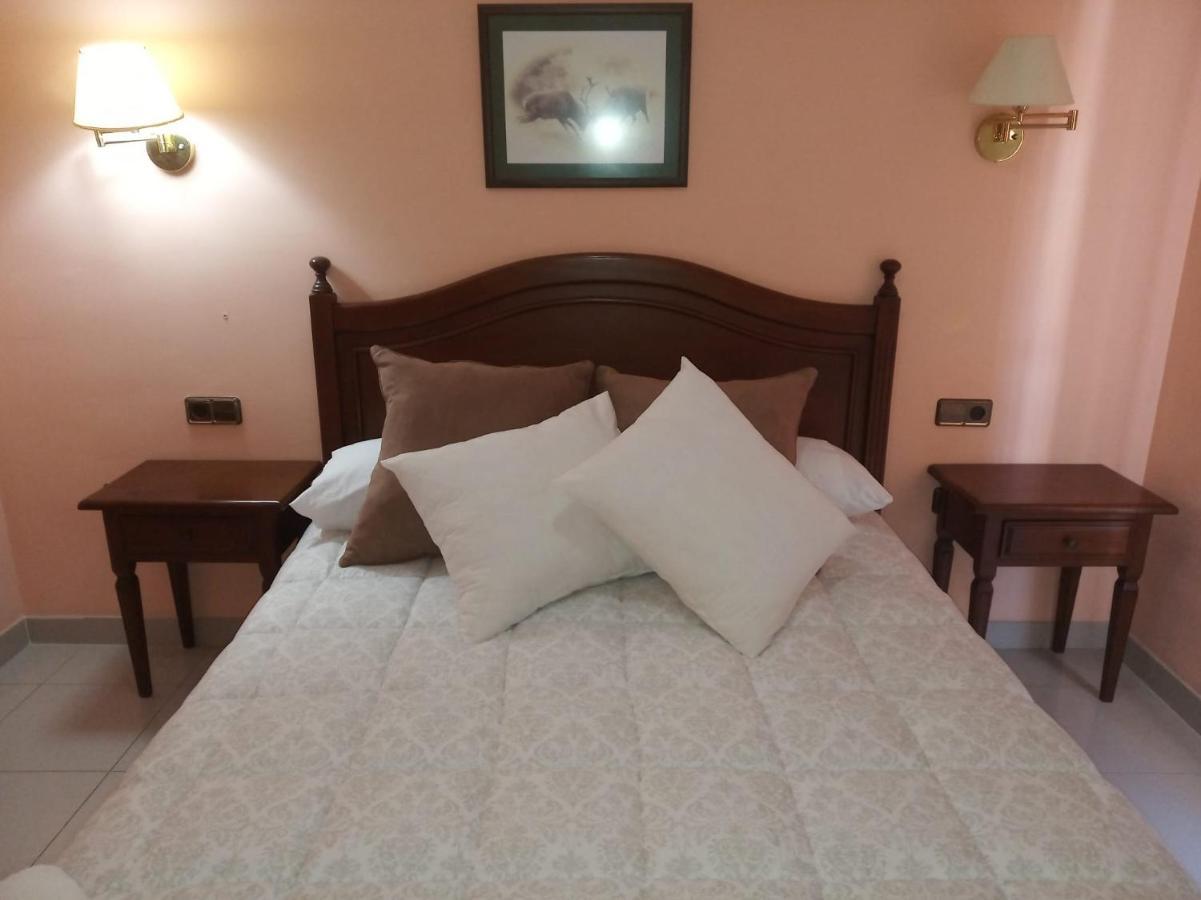 Hostal Restaurante Pacos Herrera del Duque Ngoại thất bức ảnh